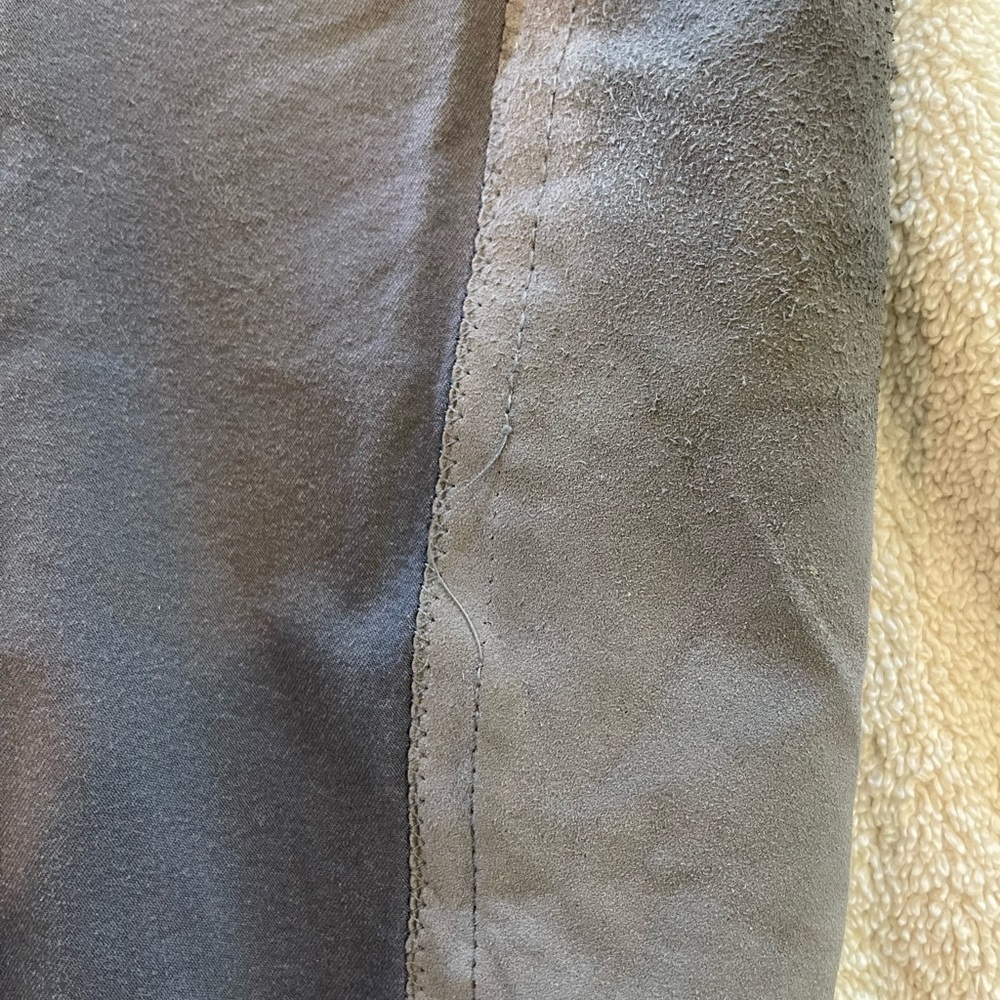 Ariat breeches 24R. Full seat. Breeches have some loose stitching. - Picture 4 of 5